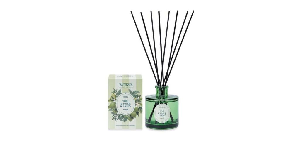 Diffusore Nasoterapia Lime e Foglie di Menta con bastoncini in un ambiente naturale