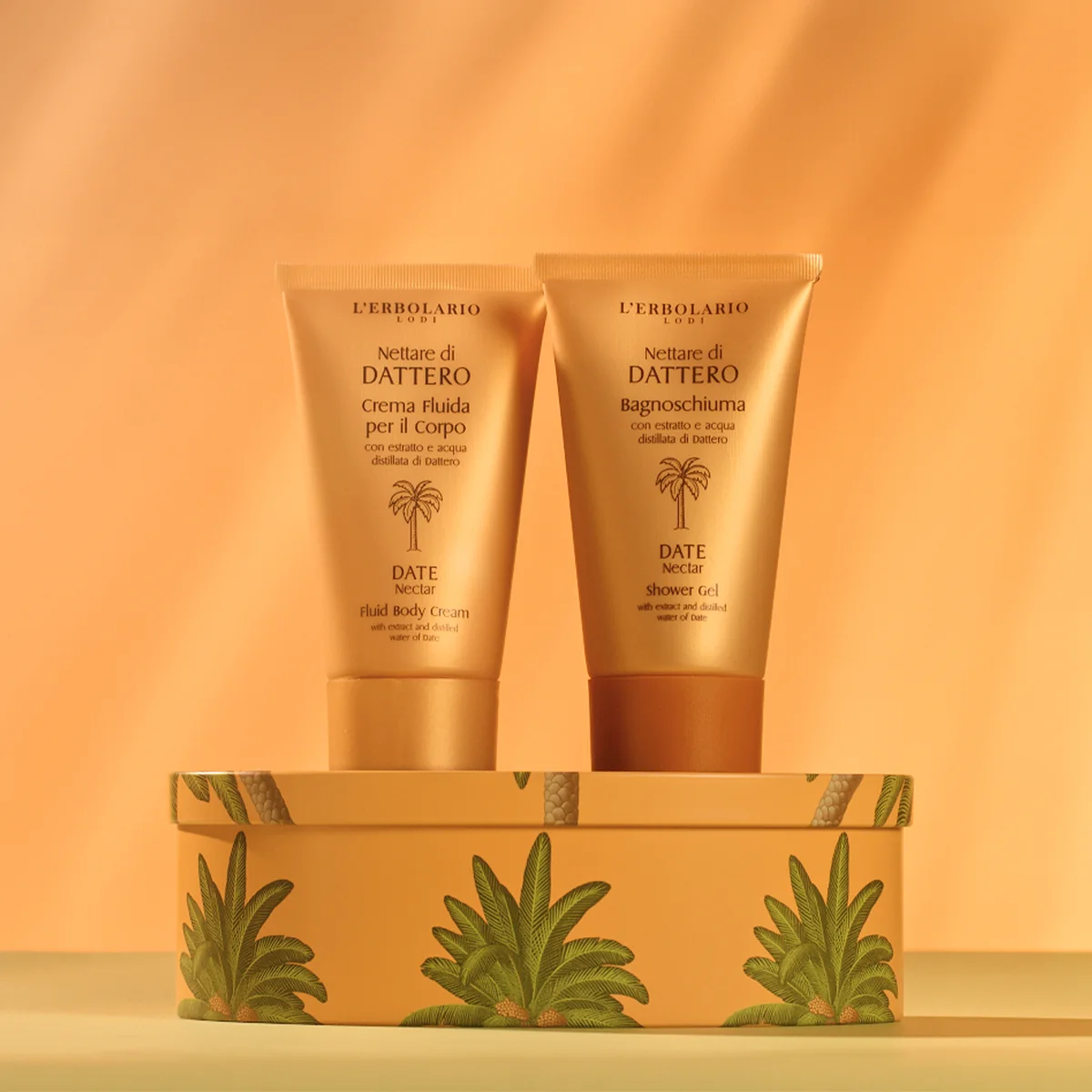 Beauty Box Foglie di Palma Nettare di Dattero L'Erbolario – Cofanetto Regalo In Scatola Di Latta Con Bagnoschiuma 75ml E Crema Fluida Corpo 75ml Ad Azione Idratante E Addolcente - immagine 2